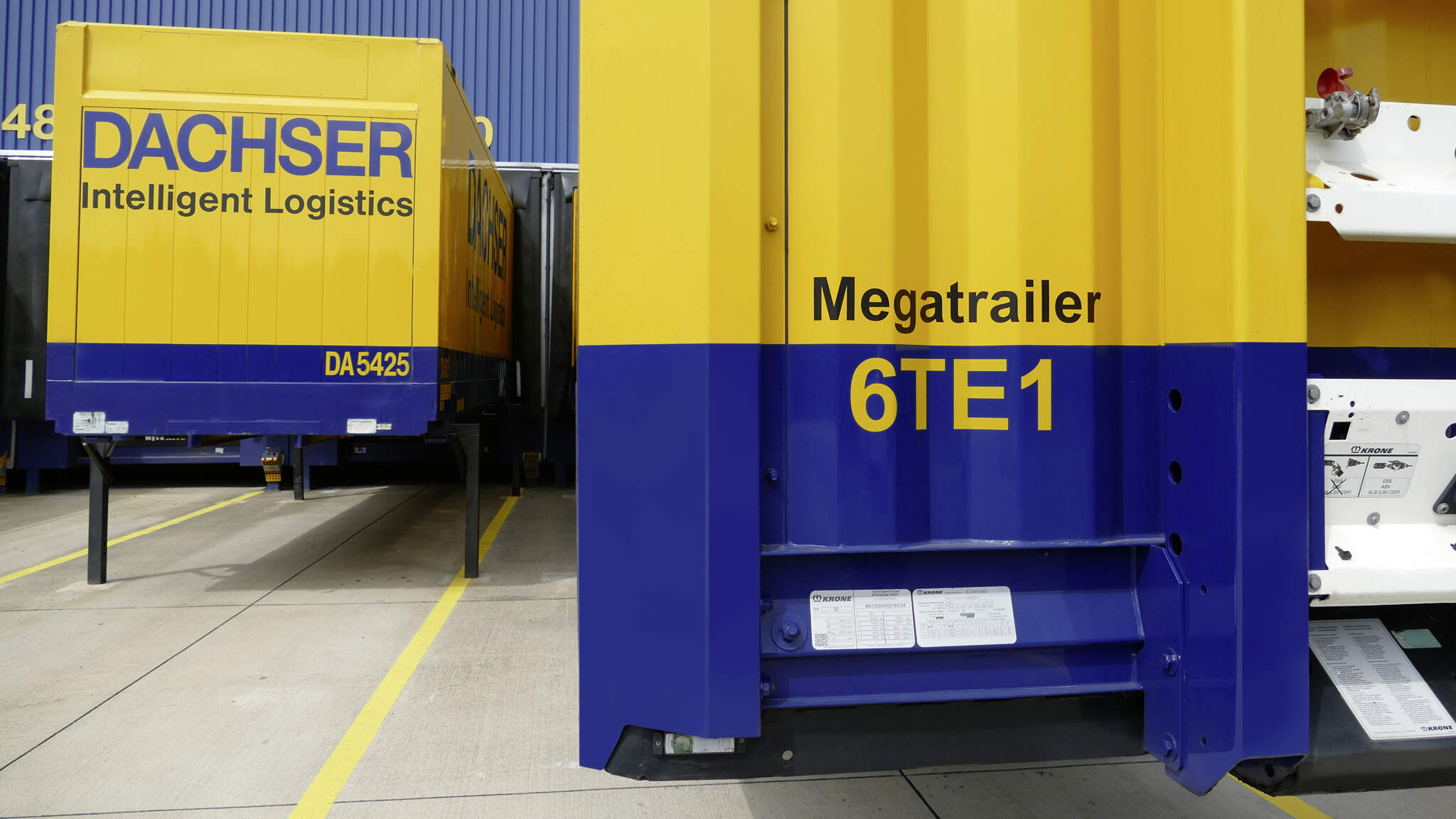 Successive conversion of semitrailers in the European Logistics business line optimizes capacity utilization and at the same time improves the climate footprint of transports. Successive conversion of semitrailers in the European Logistics business line optimizes capacity utilization and at the same time improves the climate footprint of transports.